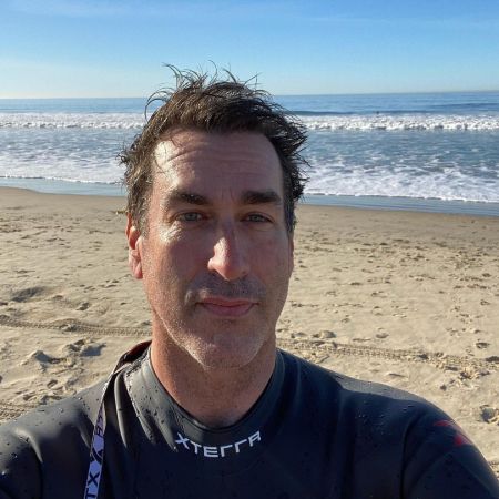 Rob Riggle poses for a selfie in the beach.